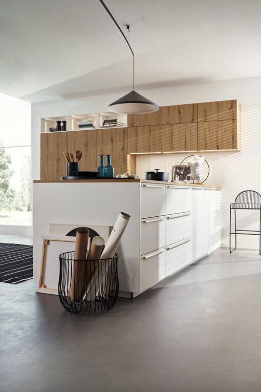 Die Kombination von Weiß und Holz ist zeitlos und passt zu jedem Küchenstil.