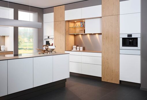 Sehr viel Platz und Stauraum bietet diese Einbauküche mit matt-weißen Fronten.