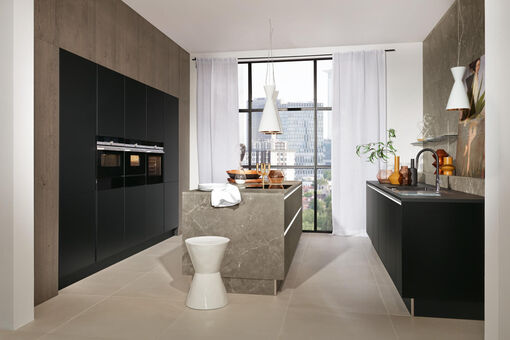 Zusammen mit mattem Schwarz bringt die graue Steinoptik des Marmors Eleganz in Ihre Küche und ist durch den Verzicht auf klassische Hängeschränke edel und alltagstauglich zugleich.
